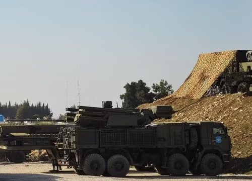 Việc Pantsir-S1 đánh chặn thành công tất cả các loại phương tiện và vũ khí "bất hợp pháp" ở Syria cũng cho thấy hiệu quả rất cao của nó, vượt trội mọi vũ khí tương tự của phương Tây như hệ thống phòng không Patriot-3 (PAC-3) của Mỹ hay hệ thống Iron Dome của Israel.