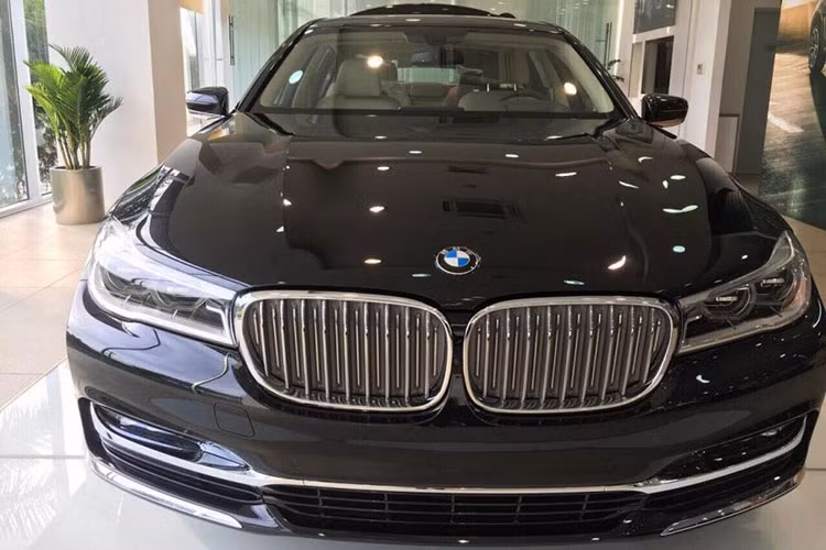 BMW 730Li 2018 sử dụng động cơ xăng 4 xi-lanh thẳng hàng, dung tích 2.0 lít, sản sinh công suất tối đa 258 mã lực tại dải tua máy 5.000 - 6.500 vòng/phút và mô-men xoắn cực đại 400 Nm tại dải tua máy 1.550 - 4.400 vòng/phút, hộp số tự động 8 cấp. Động cơ cho phép xe tăng tốc từ 0-100 km/h trong thời gian 6,3 giây và đạt vận tốc tối đa 250 km/h.