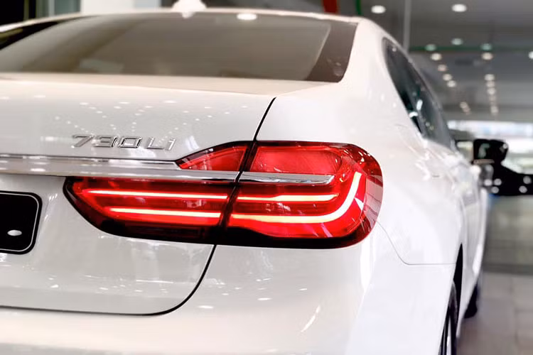 Sườn xe, chân kính cửa sổ hay đuôi xe... cũng được ốp mạ crom sáng bóng đầy sang chảnh. Thêm vào đó là 2 ống xả giả hình ngũ giác mạ crôm. Nếu như BMW 730Li 2018 dùng vành hợp kim siêu nhẹ 18 inch với nan hình chữ V thì 740Li lại được trang bị vành 19 inch.