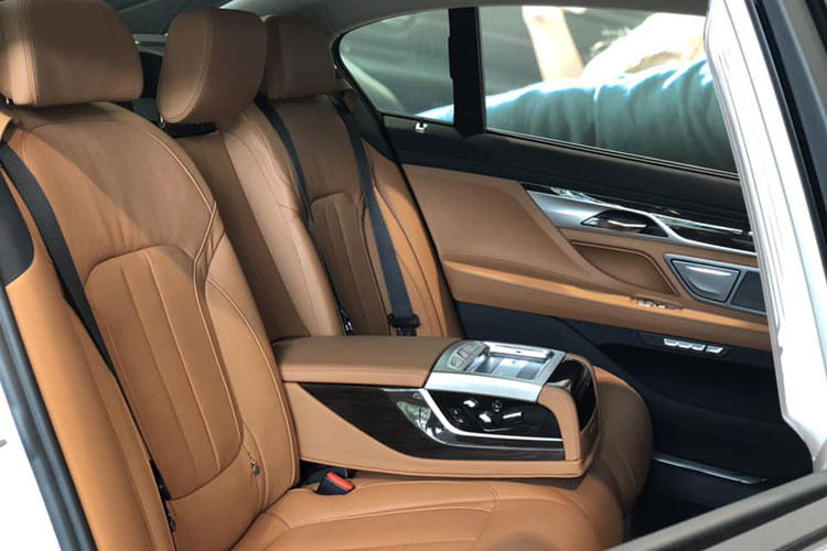 Ngoài ra, cả hai phiên bản này đều sở hữu màn che nắng cho cửa sổ sau 2 bên cũng như phía sau, điều hòa tự động 4 vùng riêng biệt, kết nối Bluetooth/USB, cửa hít tự động, đèn dọc thân xe, hệ thống âm thanh vòm Harman Kardon, đầu đĩa CD, camera lùi hay cốp sau đóng/mở tự động.