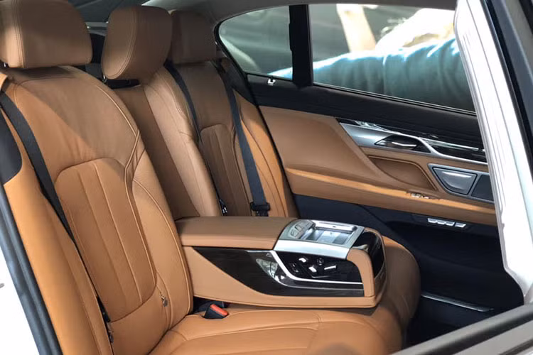 Ngoài ra, cả hai phiên bản này đều sở hữu màn che nắng cho cửa sổ sau 2 bên cũng như phía sau, điều hòa tự động 4 vùng riêng biệt, kết nối Bluetooth/USB, cửa hít tự động, đèn dọc thân xe, hệ thống âm thanh vòm Harman Kardon, đầu đĩa CD, camera lùi hay cốp sau đóng/mở tự động.