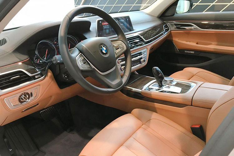Về công nghệ, BMW 730Li và 740Li 2018 có hệ thống hỗ trợ chuyển hướng bánh sau, chức năng tự ngắt/khởi động xe, hỗ trợ tầm nhìn 2 bên, hệ thống dẫn đường, hệ thống điều khiển bằng cử chỉ, hệ thống tái sinh năng lượng khi giảm tốc, chức năng hỗ trợ đậu xe, chức năng điều chỉnh chiếu xa của ánh sáng đèn và chức năng hiển thị thông tin trên kính chắn gió.