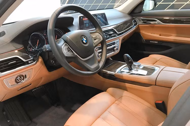 Về công nghệ, BMW 730Li và 740Li 2018 có hệ thống hỗ trợ chuyển hướng bánh sau, chức năng tự ngắt/khởi động xe, hỗ trợ tầm nhìn 2 bên, hệ thống dẫn đường, hệ thống điều khiển bằng cử chỉ, hệ thống tái sinh năng lượng khi giảm tốc, chức năng hỗ trợ đậu xe, chức năng điều chỉnh chiếu xa của ánh sáng đèn và chức năng hiển thị thông tin trên kính chắn gió.