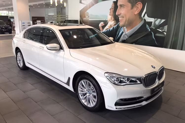 Giá bán tương ứng của 2 phiên bản này là 4,049 tỷ và 4,949 tỷ đồng. Như vậy, BMW 730Li 2018 tại Việt Nam rẻ hơn so với Mercedes-Benz S450L 2018 vốn có giá 4,199 tỷ đồng. Tất cả các mẫu xe BMW chính hãng tại Việt Nam đều được bảo hành 2 năm, không giới hạn số km.