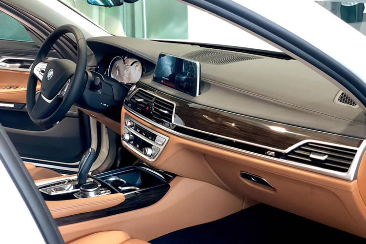 Bước vào bên trong hai phiên bản này của BMW 7-Series 2018, người lái được chào đón bằng nội thất bọc da Dakota, ốp gỗ Fineline, ghế chỉnh điện và nhớ vị trí, ghế trước/sau có chức năng sấy nóng, ghế sau chỉnh điện, cửa sổ trời trượt chỉnh điện.