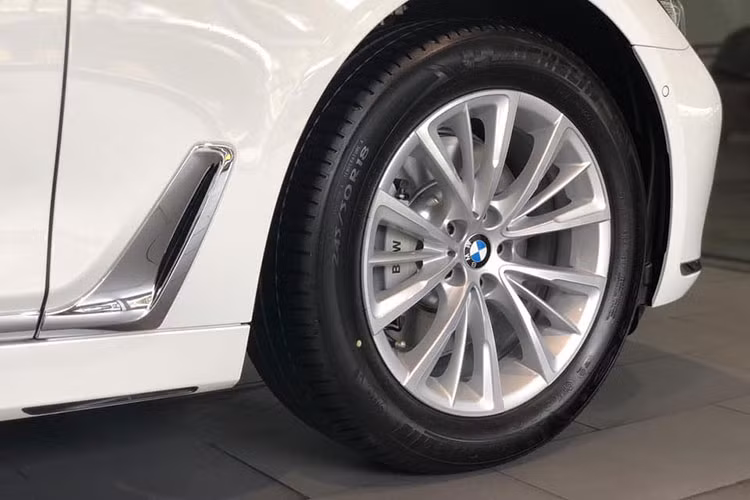 Đặc biệt, cả hai phiên bản BMW 730Li và 740Li 2018 tại Việt Nam đều đi kèm chìa khóa tích hợp màn hình cảm ứng trên bề mặt. Chìa khóa này cho phép người lái điều khiển một số chức năng của xe hoặc đưa xe ra/vào chỗ đỗ mà không cần ngồi bên trong xe.