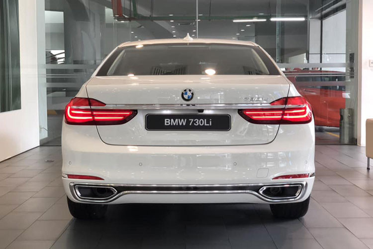Bên ngoài, BMW 730Li và 740Li 2018 có thiết kế tương đối giống nhau. Cả hai đều được trang bị lưới tản nhiệt hình quả thân đôi mạ crôm sáng bóng, cụm đèn pha LED, đèn sương mù LED, gương ngoại thất tự điều chỉnh chống chói, lốp runflat cùng hàng loạt chi tiết mạ crôm xuất hiện khắp nơi trên cản trước/sau.