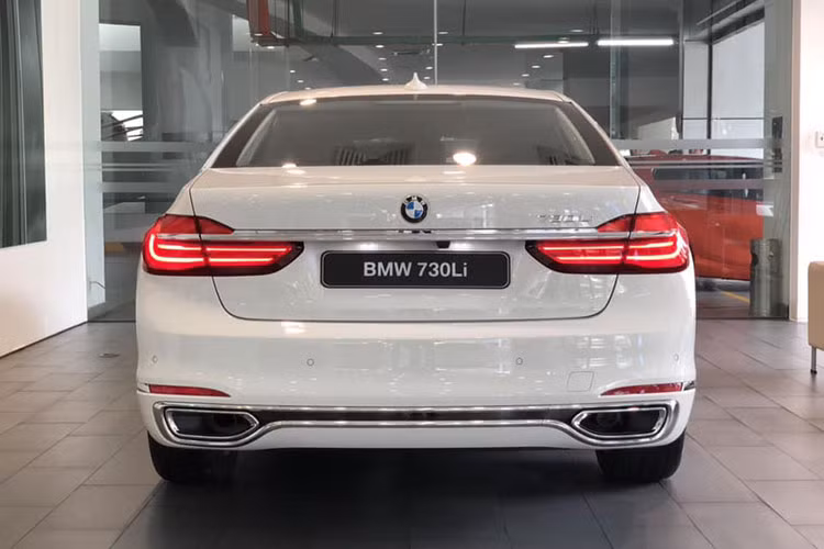 Bên ngoài, BMW 730Li và 740Li 2018 có thiết kế tương đối giống nhau. Cả hai đều được trang bị lưới tản nhiệt hình quả thân đôi mạ crôm sáng bóng, cụm đèn pha LED, đèn sương mù LED, gương ngoại thất tự điều chỉnh chống chói, lốp runflat cùng hàng loạt chi tiết mạ crôm xuất hiện khắp nơi trên cản trước/sau.