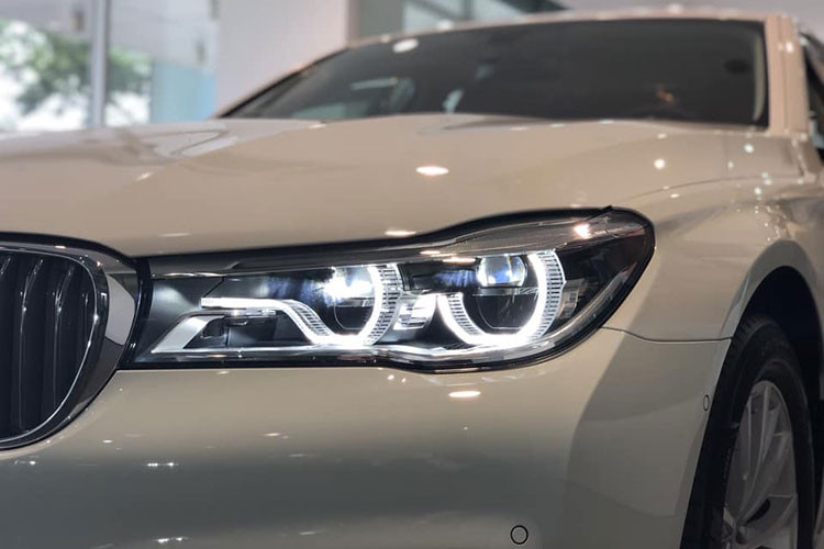 Cả hai phiên bản của BMW 7-Series 2018 tại Việt Nam đều sở hữu kích thước cụ thể là chiều dài 5.238 mm, rộng 1.902 mm, cao 1.479 mm và chiều dài cơ sở 3.210 mm. Kích thước này đương nhiên mang đến không gian nội thất rộng rãi bên trong.