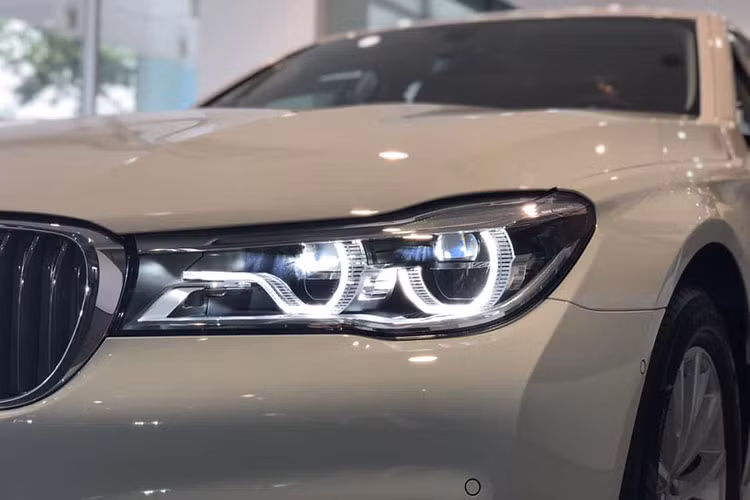 Cả hai phiên bản của BMW 7-Series 2018 tại Việt Nam đều sở hữu kích thước cụ thể là chiều dài 5.238 mm, rộng 1.902 mm, cao 1.479 mm và chiều dài cơ sở 3.210 mm. Kích thước này đương nhiên mang đến không gian nội thất rộng rãi bên trong.
