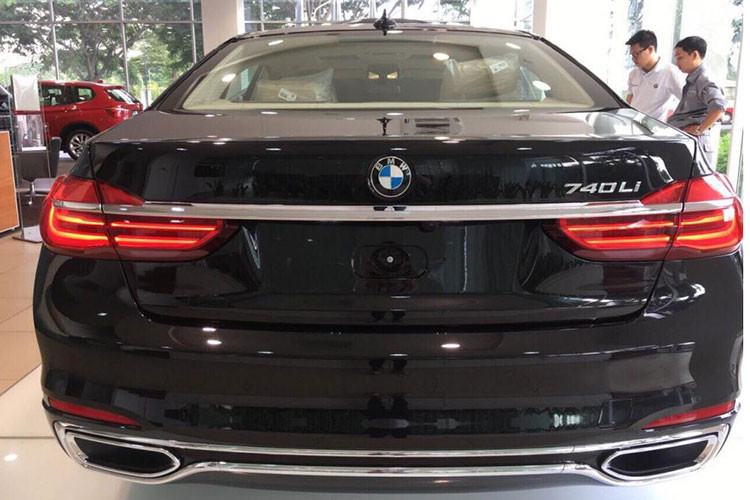 Theo công bố của nhà phân phối và lắp ráp THACO, mẫu xe sang BMW 7-Series 2018 tại Việt Nam sẽ có đầy đủ các phiên bản là 730Li, 740Li, 750Li và M760Li xDrive. Tạm thời, các đại lý chính hãng mới chỉ trưng bày 2 phiên bản là BMW 730Li và 740Li 2018.