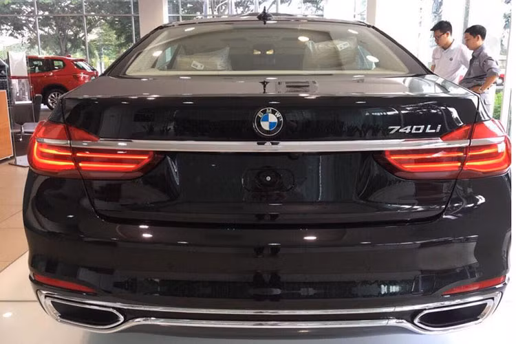 Theo công bố của nhà phân phối và lắp ráp THACO, mẫu xe sang BMW 7-Series 2018 tại Việt Nam sẽ có đầy đủ các phiên bản là 730Li, 740Li, 750Li và M760Li xDrive. Tạm thời, các đại lý chính hãng mới chỉ trưng bày 2 phiên bản là BMW 730Li và 740Li 2018.