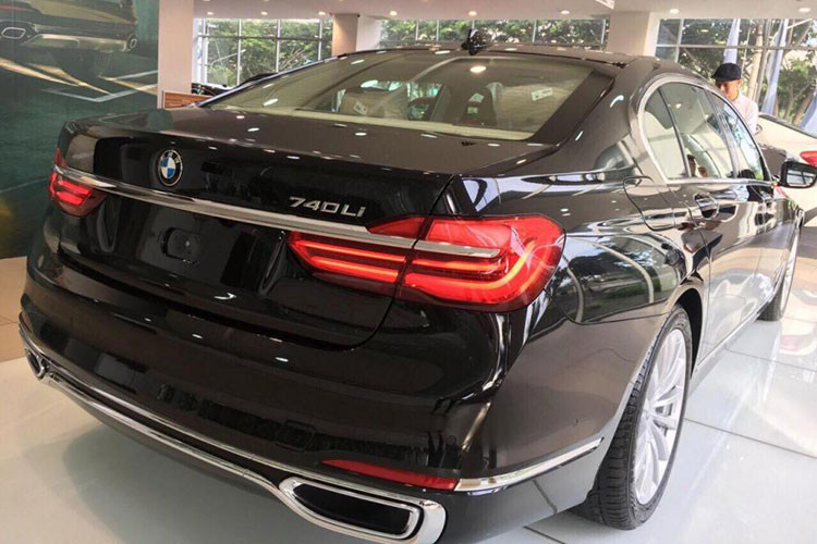 Trong khi đó, BMW 740Li 2018 sử dụng động cơ xăng 6 xi-lanh thẳng hàng, dung tích 3.0 lít với công suất tối đa 326 mã lực tại dải tua máy 5.500 - 6.500 vòng/phút và mô-men xoắn cực đại 450 Nm tại dải tua máy 1.380 - 5.000 vòng/phút. Đồng hành cùng hộp số tự động 8 cấp, động cơ này giúp xe tăng tốc từ 0-100 km/h trong thời gian 5,5 giây và đạt vận tốc tối đa 250 km/h. 