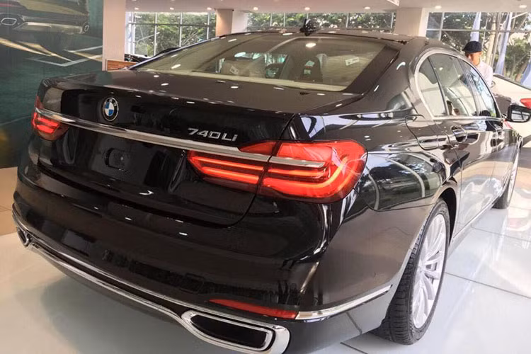 Trong khi đó, BMW 740Li 2018 sử dụng động cơ xăng 6 xi-lanh thẳng hàng, dung tích 3.0 lít với công suất tối đa 326 mã lực tại dải tua máy 5.500 - 6.500 vòng/phút và mô-men xoắn cực đại 450 Nm tại dải tua máy 1.380 - 5.000 vòng/phút. Đồng hành cùng hộp số tự động 8 cấp, động cơ này giúp xe tăng tốc từ 0-100 km/h trong thời gian 5,5 giây và đạt vận tốc tối đa 250 km/h. 