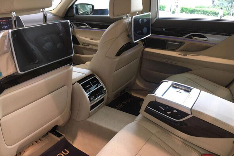 Riêng BMW 740Li 2018 có thêm ghế thông hơi và massage phía trước, ghế massage đằng sau, hệ thống giải trí cho hàng ghế sau, vô lăng bọc da, hệ thống kiểm soát cự ly đỗ xe, chức năng điều khiển bằng cảm ứng cũng như hệ thống thông khí dọc thân xe.