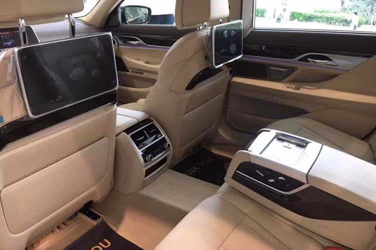 Riêng BMW 740Li 2018 có thêm ghế thông hơi và massage phía trước, ghế massage đằng sau, hệ thống giải trí cho hàng ghế sau, vô lăng bọc da, hệ thống kiểm soát cự ly đỗ xe, chức năng điều khiển bằng cảm ứng cũng như hệ thống thông khí dọc thân xe.