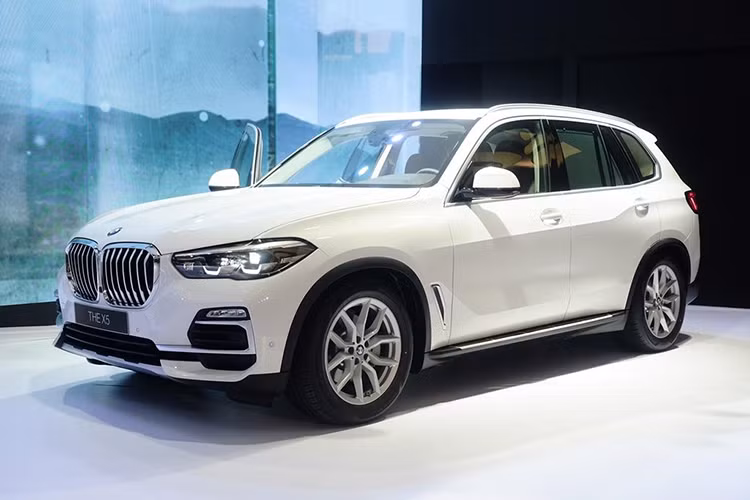 BMW X5 hoàn toàn mới với thiết kế hấp dẫn, tập trung nhấn mạnh sự vạm vỡ, khỏe khoắn trên những cung đường kết hợp cùng nét sang trọng, đẳng cấp, BMW X5 phù hợp với mọi đối tượng khách hàng, từ những người yêu du lịch, thích khám phá, mạo hiểm đến những người đam mê phong cách thể thao, khỏe khoắn và gia đình có nhiều thành viên.