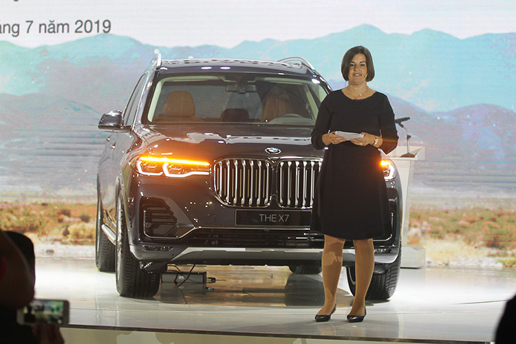 BMW X7 sở hữu chiều dài 5.151 mm, chiều rộng 2.000 mm, chiều cao 1.805 mm và chiều dài cơ sở 3.105 mm. Đây là chiếc xe 7 chỗ dạng full-size. Phần đuôi xe cũng to lớn bệ vệ và cứng cáp. Cửa sau xe thiết kế dạng mở 2 tầng, có nút bấm hạ độ cao xe giúp vận chuyển đồ đạc dễ dàng hơn. Khi mở đủ 3 hàng ghế, khoang hành lý khá nhỏ.