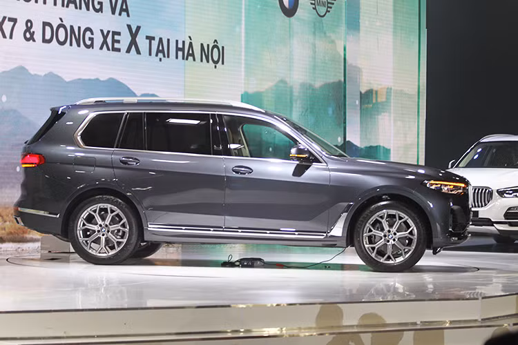 Bên trong xe, không gian nội thất của BMW X7 2019 rộng rãi và sang trọng hơn hẳn. Bảng đồng hồ điện tử BMW Live Cockpit Professional kích thước 12,3 inch tương tự các dòng xe cao cấp của BMW hiện nay. Khu vực điều khiển trung tâm có núm xoay iDrive, lẫy chuyển số, chế độ lái, nút chỉnh độ cao hệ thống treo. Xe cũng được trang bị nhiều công nghệ trợ lái tiêu chuẩn mới nhất của BMW hiện nay.