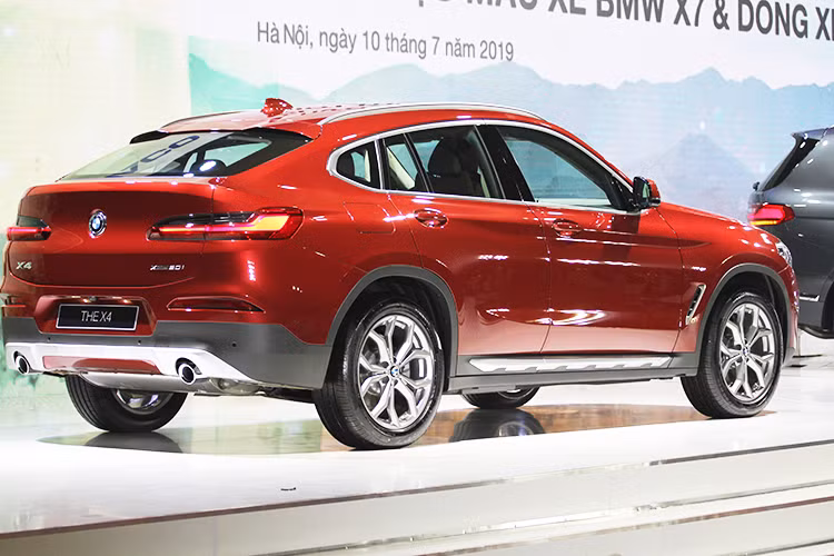 BMW X4 tại Việt Nam sở hữu khối động cơ dung tích 2 lít, cho công suất 184 mã lực và mô-men xoắn 290 Nm, kết hợp số tự động 8 cấp và hệ dẫn động 4 bánh toàn thời gian xDrive. Công nghệ an toàn cho xe ngoài những tính năng cơ bản như ABS hay cân bằng điện tử còn có hỗ trợ vào cua, kiểm soát hành trình chủ động, cảm biến xung quanh với hệ thống hỗ trợ đỗ xe, cảm biến áp suất lốp, camera lùi và 6 túi khí.