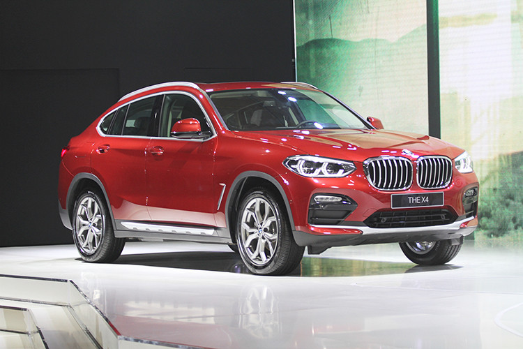 Cuối cùng là mẫu xe BMW X3 hoàn toàn mới với 3 phiên bản dành riêng cho thị trường Việt Nam. BMW X3 là biểu tượng cho sự đổi mới trong phân khúc xe gầm cao, cao cấp cỡ trung với các công nghệ hiện đại, tiên tiến, cùng hệ thống dẫn động bốn bánh toàn thời gian BMW xDrive.