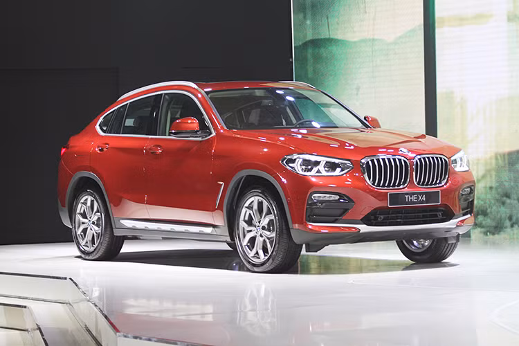 Cuối cùng là mẫu xe BMW X3 hoàn toàn mới với 3 phiên bản dành riêng cho thị trường Việt Nam. BMW X3 là biểu tượng cho sự đổi mới trong phân khúc xe gầm cao, cao cấp cỡ trung với các công nghệ hiện đại, tiên tiến, cùng hệ thống dẫn động bốn bánh toàn thời gian BMW xDrive.