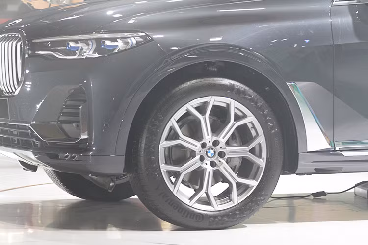 BMW X7 tại Việt Nam được phân phối một phiên bản duy nhất xDrive40i. Xe trang bị động cơ tăng áp kép 6 xy-lanh thẳng hàng, dung tích 3.0L, cho công suất 340 mã lực tại 5.500 vòng/phút và mô-men xoắn 450 Nm. Kết hợp với hộp số tự động 8 cấp và hệ dẫn động bốn bánh, xe có khả năng tăng tốc 0-100 km/h trong 6,1 giây và vận tốc tối đa 245 km/h.