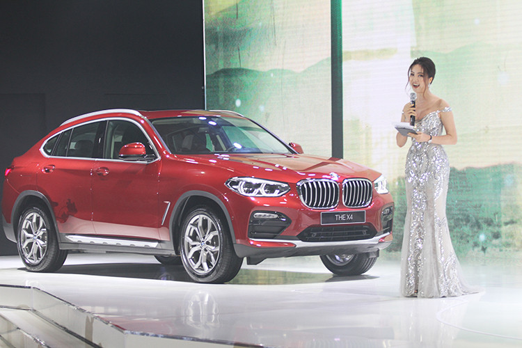 Một chiếc xe không kém phần ấn tượng là BMW X4 mới với thiết kế hướng ngoại nổi bật và ấn tượng. BMW X4 là sự kết hợp giữa phong cách và khả năng vận hành, sự dung hòa giữa hai yếu tố là sức mạnh điển hình của dòng X và tính thẩm mỹ độc đáo của dòng xe coupé cổ điển.