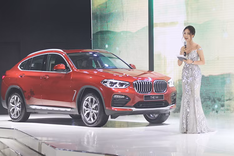 Một chiếc xe không kém phần ấn tượng là BMW X4 mới với thiết kế hướng ngoại nổi bật và ấn tượng. BMW X4 là sự kết hợp giữa phong cách và khả năng vận hành, sự dung hòa giữa hai yếu tố là sức mạnh điển hình của dòng X và tính thẩm mỹ độc đáo của dòng xe coupé cổ điển.