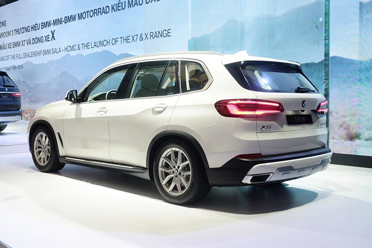Phiên bản ra mắt tại Việt Nam là BMW X5 xDrive40i sử dụng động cơ I6 3.0L cho công suất 349 mã lực tại 5.500-6.500 vòng/phút và mô-men xoắn 450 Nm tại 1.500-5.200 vòng phút. Hộp số tự động 8 cấp Steptronic và hệ dẫn động 4 bánh toàn thời gian AWD. Khả năng tăng tốc 0-100 km/h của xe là 5,5 giây trước khi đạt vận tốc tối đa 243 km/h. BMW X5 có 4 chế độ lái, gồm Comfort, Eco Pro, Sport và Adaptive. Mức tiêu hao trung bình 8,5-8,8 lít/100km.