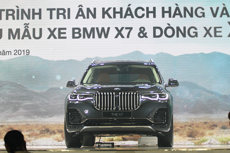 BMW X7 hoàn toàn mới là mẫu SUV 3 hàng ghế cỡ lớn của hãng xe Đức, thuộc phân khúc cao cấp. BMW X7 2019 được thiết kế theo phong cách SUV cơ bắp hạng sang. Cản va trước cỡ lớn và lưới tản nhiệt quả thận mạ chrome kéo dài gây ấn tượng mạnh mẽ cho khách hàng ở cái nhìn đầu tiên. Lưới tản nhiệt này cũng đã xuất hiện trên sedan đầu bảng 7-Series.