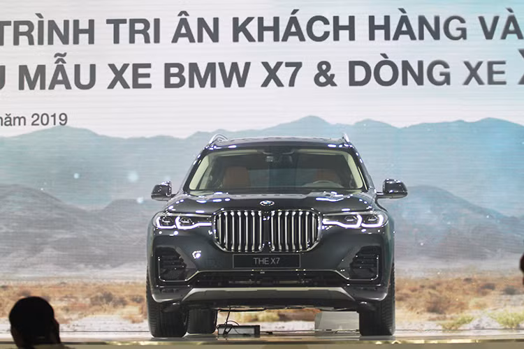 BMW X7 hoàn toàn mới là mẫu SUV 3 hàng ghế cỡ lớn của hãng xe Đức, thuộc phân khúc cao cấp. BMW X7 2019 được thiết kế theo phong cách SUV cơ bắp hạng sang. Cản va trước cỡ lớn và lưới tản nhiệt quả thận mạ chrome kéo dài gây ấn tượng mạnh mẽ cho khách hàng ở cái nhìn đầu tiên. Lưới tản nhiệt này cũng đã xuất hiện trên sedan đầu bảng 7-Series.