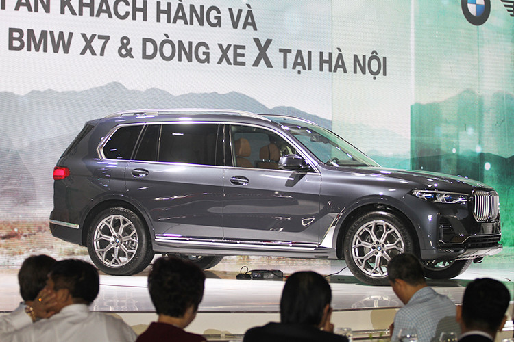  Trong buổi lễ ra mắt dòng xe SUV BMW X-Series tại Hà Nội, các mẫu xe bao gồm BMW X3 - X4 - X5 - X7 đã được giới thiệu đầy ấn tượng với đông đảo tín đồ BMW khu vực phía Bắc. Đáng chú ý và là tâm điểm trong buổi ra mắt lần này chính là mẫu xe SUV BMW X7 hoàn toàn mới.