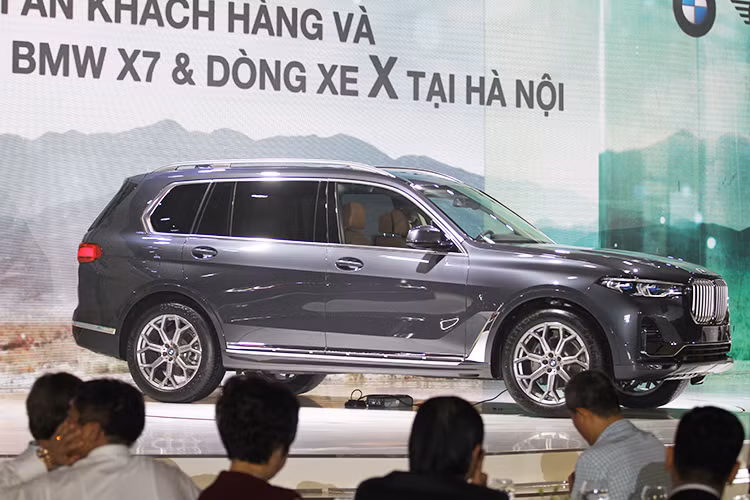  Trong buổi lễ ra mắt dòng xe SUV BMW X-Series tại Hà Nội, các mẫu xe bao gồm BMW X3 - X4 - X5 - X7 đã được giới thiệu đầy ấn tượng với đông đảo tín đồ BMW khu vực phía Bắc. Đáng chú ý và là tâm điểm trong buổi ra mắt lần này chính là mẫu xe SUV BMW X7 hoàn toàn mới.
