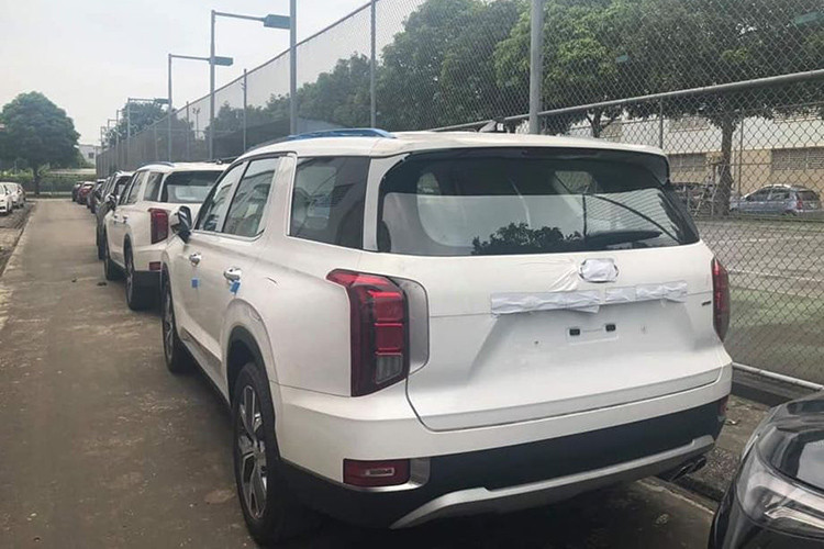 Tất cả các phiên bản của Hyundai Palisade 2020 đều đi kèm với một loạt tính năng an toàn tiêu chuẩn bao gồm: Cảnh báo va chạm trước với tính năng phát hiện người đi bộ, cảnh báo điểm mù, hỗ trợ đi đúng làn đường, đèn pha thích ứng (High Beam Assist), cảnh báo tài xế mất tập trung (Driver Attention Warning), hệ thống kiểm soát hành trình thông minh với tính năng Stop and Go...