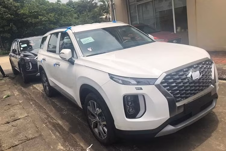 Không lâu sau khi chiếc SUV cỡ lớn Hyundai Palisade đầu tiên xuất hiện đường phố Hà Nội khiến người yêu xe trong nước không khỏi xôn xao. Đến nay, lại có thêm một lô xe Hyundai Palisade 2020 mới khác bị bắt gặp tại đại lý. Tuy nhiên theo địa diện Hyundai Thành Công cho hay, đây là lô xe phục vụ nghiên cứu thị trường và chưa có ý định bán ra.