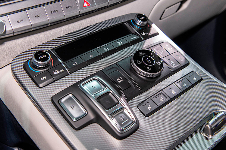 Những trang bị tiện nghi đáng chú ý của mẫu SUV cỡ lớn này bao gồm sạc điện thoại thông minh không dây, hệ thống thông tin giải trí với màn hình cảm ứng 10,25 inch và màn hình thông tin kính lái HUD. Ngoài ra, xe còn được trang bị hệ dẫn động 4 bánh toàn thời gian HTRAC đi với hệ thống kiểm soát đa địa hình, chỉnh bằng phím trong xe cùng 4 chế độ lái là Eco, Smart, Sport và Comfort...