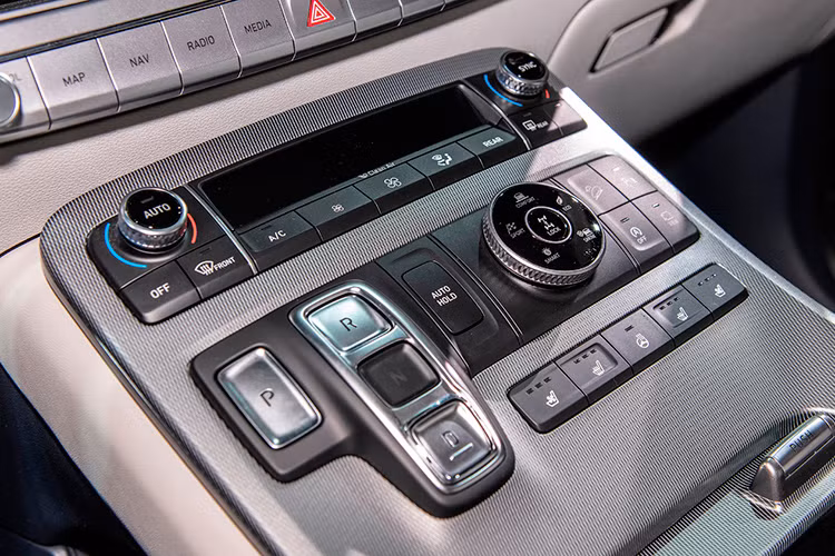 Những trang bị tiện nghi đáng chú ý của mẫu SUV cỡ lớn này bao gồm sạc điện thoại thông minh không dây, hệ thống thông tin giải trí với màn hình cảm ứng 10,25 inch và màn hình thông tin kính lái HUD. Ngoài ra, xe còn được trang bị hệ dẫn động 4 bánh toàn thời gian HTRAC đi với hệ thống kiểm soát đa địa hình, chỉnh bằng phím trong xe cùng 4 chế độ lái là Eco, Smart, Sport và Comfort...