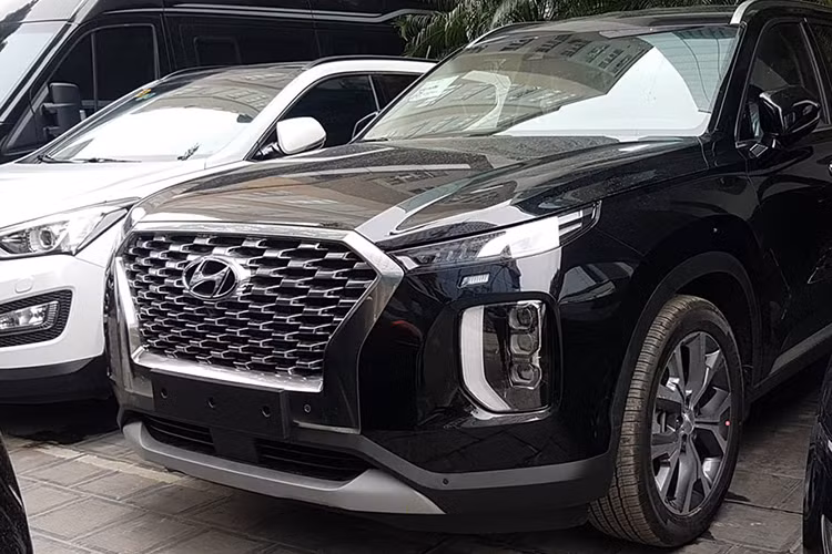 Bên sườn của Hyundai Palisade 2020 xuất hiện gương ngoại thất tích hợp đèn báo rẽ có thiết kế lạ mắt và bộ vành la-zăng hợp kim đa chấu cỡ lớn. Cụm đèn hậu LED được thiết kế nằm dọc với chi tiết kéo dài xuống cản va, ôm quanh đèn phản quang bên dưới và kết thúc ở chắn bùn sau, tạo cảm giác tương đồng với đầu xe.