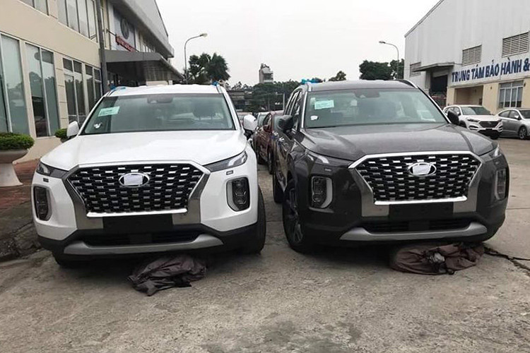 Hyundai Palisade 2020 sở hữu chiều dài 4.980 mm, rộng 1.976 mm, cao 1.750 mm và chiều dài cơ sở 2.900 mm. Xe sở hữu thiết kế ngoại thất khá ấn tượng với lưới tản nhiệt Cascading Grille cỡ lớn đi kèm viền mạ crôm dày dặn, tấm ốp bảo vệ gầm màu bạc và đèn LED định vị ban ngày nằm trên cụm đèn pha chính.