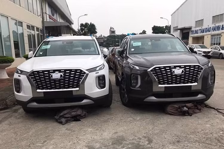 Hyundai Palisade 2020 sở hữu chiều dài 4.980 mm, rộng 1.976 mm, cao 1.750 mm và chiều dài cơ sở 2.900 mm. Xe sở hữu thiết kế ngoại thất khá ấn tượng với lưới tản nhiệt Cascading Grille cỡ lớn đi kèm viền mạ crôm dày dặn, tấm ốp bảo vệ gầm màu bạc và đèn LED định vị ban ngày nằm trên cụm đèn pha chính.