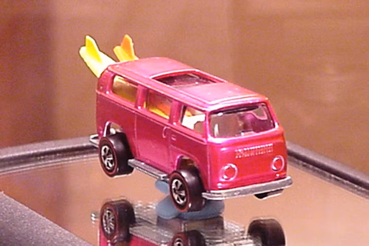 Trong số tất cả màu sắc ngoại thất xe ôtô, hồng có lẽ là màu sắc bị “căm ghét” và ít phổ biến nhất. Ngay cả trong thế giới xe đồ chơi Hot Wheels, người ta cũng khó tìm thấy một chiếc xe màu hồng, và điều đó có thể giúp giải thích vì sao chiếc xe đồ chơi Hot Wheels đắt nhất từng ra đời – nằm trong số những mô hình hiếm nhất suốt lịch sử 52 năm của Hot Wheels – lại mang màu hồng.