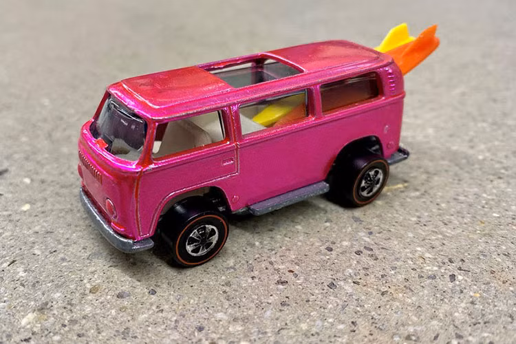 Phiên bản nguyên mẫu của món đồ chơi Hot Wheels này có thể được nhận ra ngay lập tức với tấm ván lướt sóng treo ra cửa sổ sau; thiết kế bản sản xuất cuối cùng có các tấm ván lướt sóng được gắn sang hai bên để xe ít bị nghiêng về phía sau hơn. Chỉ một số ít trong số những nguyên mẫu có độ cân bằng kém đó được tạo ra, và cũng chỉ có nhân viên của Mattel mới tiếp cận được, và trong số đó, màu hồng là hiếm nhất.