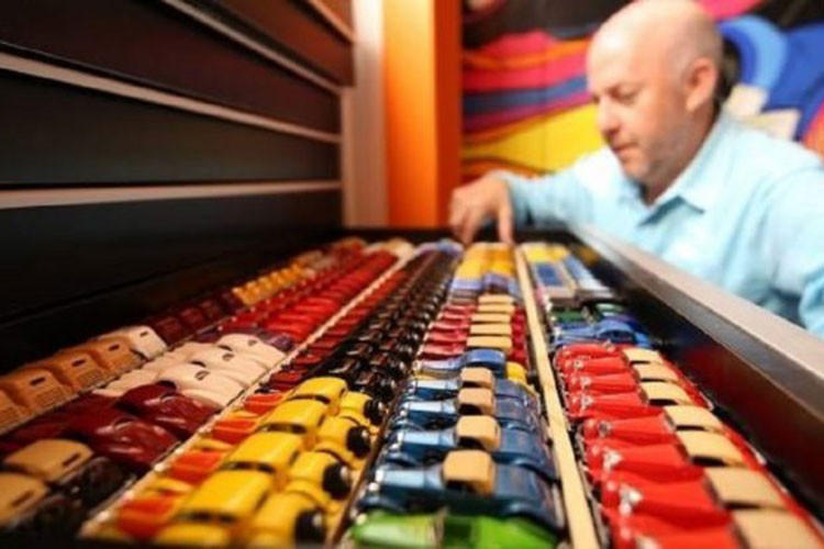 “Tôi sẽ không nói tôi đã mua nó với giá bao nhiêu,” Pascal chia sẻ, “nhưng nó trị giá khoảng 150.000 USD (khoảng hơn 3,4 tỷ đồng) ngày nay”. Con số này cao hơn giá một chiếc siêu xe Porsche 911 mới tinh, hơn một chiếc Audi R8, và gần bằng một chiếc siêu xe Lamborghini Huracan.