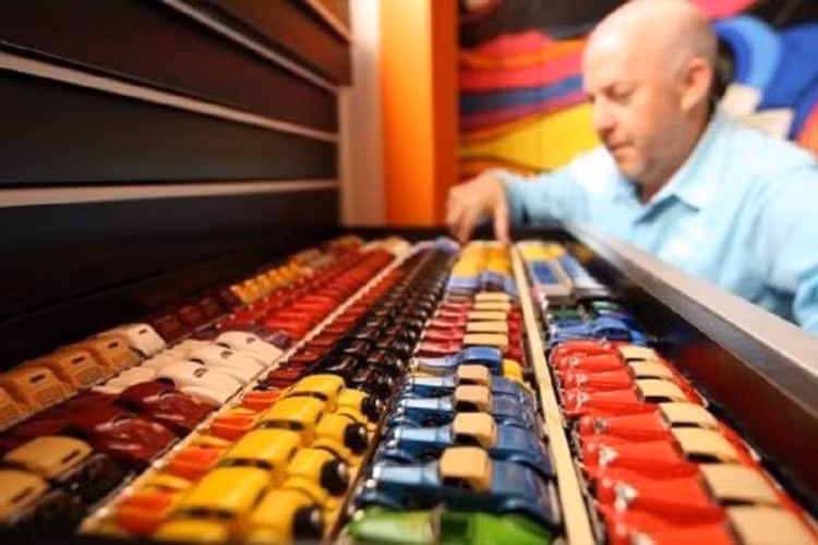 “Tôi sẽ không nói tôi đã mua nó với giá bao nhiêu,” Pascal chia sẻ, “nhưng nó trị giá khoảng 150.000 USD (khoảng hơn 3,4 tỷ đồng) ngày nay”. Con số này cao hơn giá một chiếc siêu xe Porsche 911 mới tinh, hơn một chiếc Audi R8, và gần bằng một chiếc siêu xe Lamborghini Huracan.