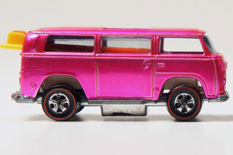 Bruce Pascal, 59 tuổi, đã bị cuốn vào cơn sốt Hot Wheels sau khi loại đồ chơi này ra mắt vào năm 1968, ông đã say mê sưu tầm và đua những chiếc xe đồ chơi trong suốt thời niên thiếu của mình. Sau này giống như bao đứa trẻ khác, ông ấy đã đặt bộ sưu tập của mình sang một bên khi trưởng thành, chỉ để khám phá lại nó vào 30 năm sau – và thắp lại tình yêu của mình với những món đồ chơi thời trẻ trong quá trình đó.
