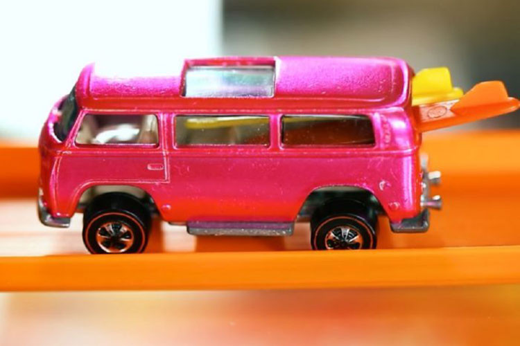 Pascal đã dùng đến một số “thủ đoạn xảo quyệt” để có được những chiếc xe mới cho bộ sưu tập của mình, ví như đăng quảng cáo trên báo và thậm chí tìm kiếm những nhân viên cũ của Mattel từ cuối những năm 60 để hỏi xem họ có mẫu xe hiếm nào mà họ không ngại bán hay không. Trong quá trình tích lũy một bộ sưu tập ngày một lớn, Pascal biết đến một chiếc xe mà cảm thấy mình nhất định phải có: nguyên mẫu Volkswagen Beach Bomb màu hồng tươi. 