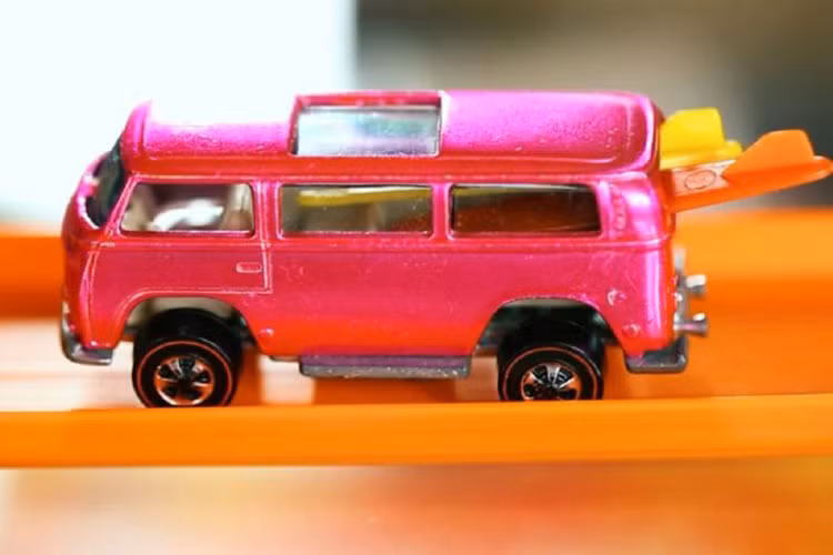 Pascal đã dùng đến một số “thủ đoạn xảo quyệt” để có được những chiếc xe mới cho bộ sưu tập của mình, ví như đăng quảng cáo trên báo và thậm chí tìm kiếm những nhân viên cũ của Mattel từ cuối những năm 60 để hỏi xem họ có mẫu xe hiếm nào mà họ không ngại bán hay không. Trong quá trình tích lũy một bộ sưu tập ngày một lớn, Pascal biết đến một chiếc xe mà cảm thấy mình nhất định phải có: nguyên mẫu Volkswagen Beach Bomb màu hồng tươi. 