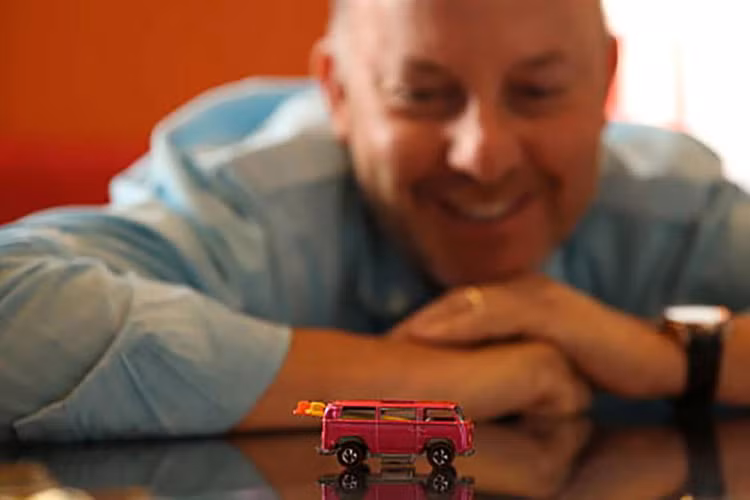 Thực tế, trên đời chỉ có 2 chiếc xe đồ chơi như thế tồn tại, và Volkswagen vừa mới bắt liên lạc với chủ nhân của một chiếc. Cụ thể, đó là mô hình nguyên mẫu chiếc Volkswagen Microbus đồ chơi được biết đến tên với tên “Beach Bomb”.