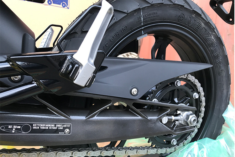 Tuy chỉ là môtô 300 phân khối nhưng G310GS có thiết kế không khác gì những dòng adventure lớn hơn của BMW. Điều này được thể hiện qua thiết kế đầu xe, tản nhiệt, dàn áo bên sườn và bình xăng giống BMW R1200GS. Xe được trang bị bộ mâm 5 chấu màu đen đi kèm lốp không săm bánh trước kích thước 19 inch và 17 inch sau.